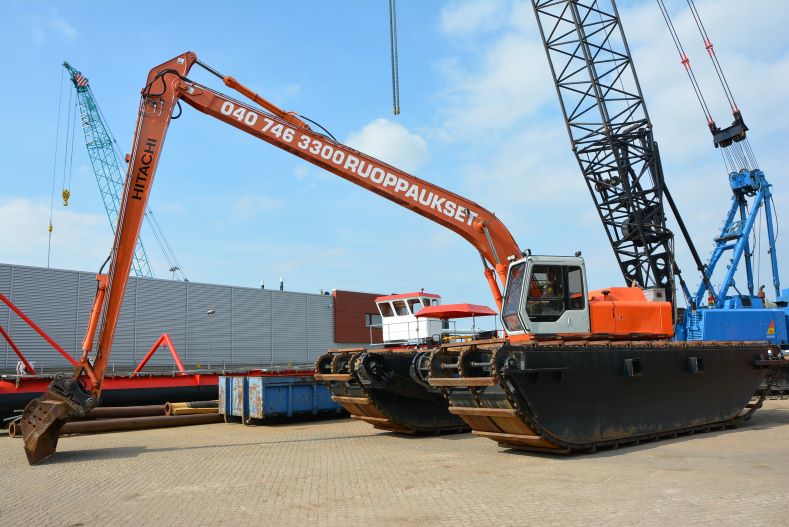 Hitachi FH200LC-3 Amphibious excavator